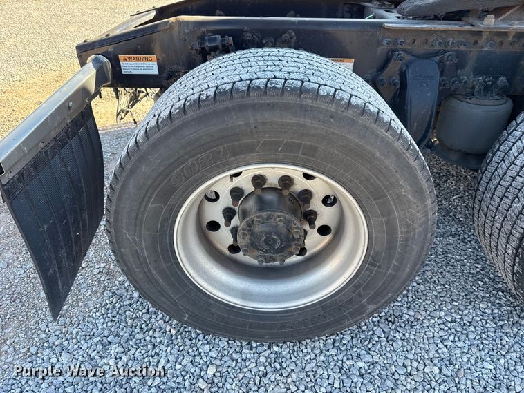 image for item ES5704 2021 Freightliner Cascadia 126 semi truck