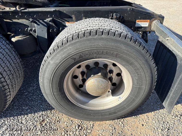 image for item ES5704 2021 Freightliner Cascadia 126 semi truck