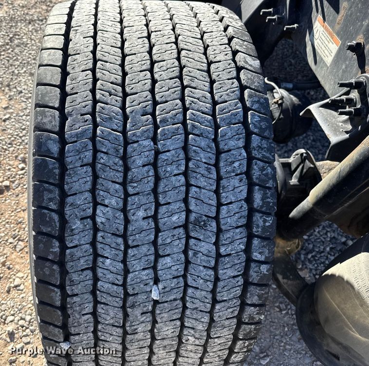 image for item ES5704 2021 Freightliner Cascadia 126 semi truck