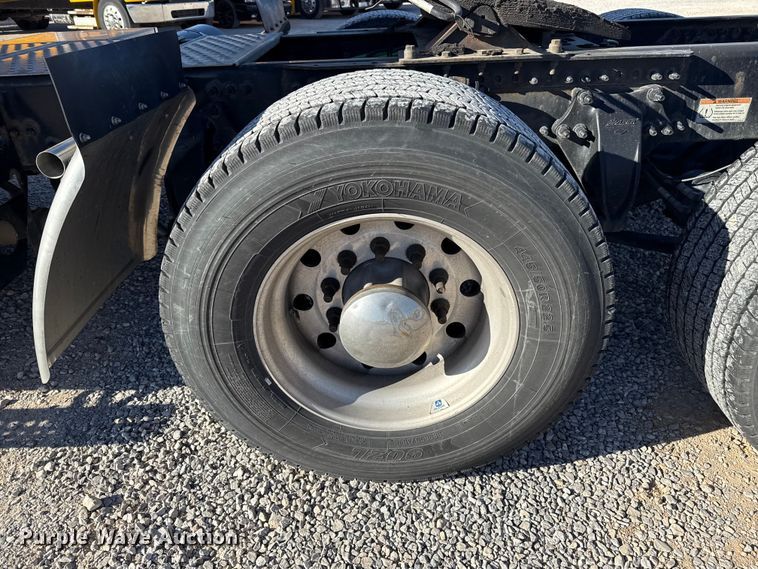 image for item ES5704 2021 Freightliner Cascadia 126 semi truck