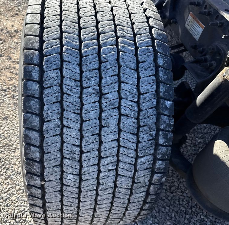 image for item ES5704 2021 Freightliner Cascadia 126 semi truck