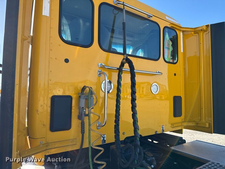 image for item ES5705 2020 Kenworth T680 semi truck