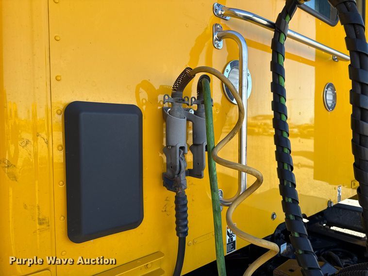 image for item ES5705 2020 Kenworth T680 semi truck