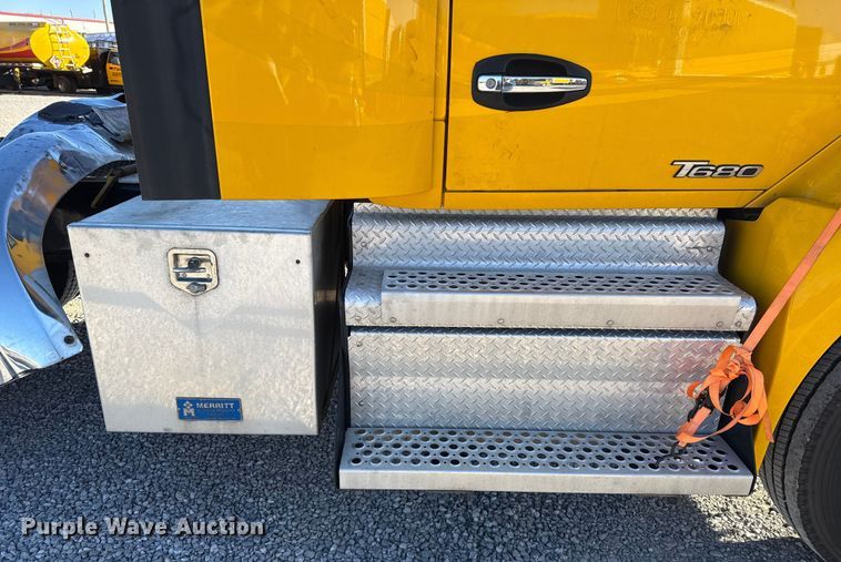 image for item ES5705 2020 Kenworth T680 semi truck