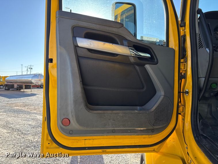 image for item ES5705 2020 Kenworth T680 semi truck