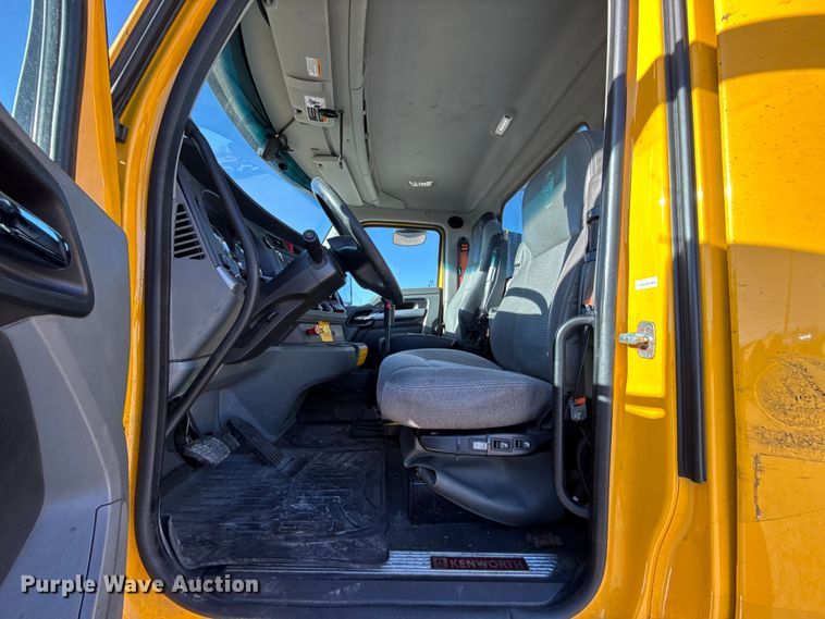 image for item ES5705 2020 Kenworth T680 semi truck