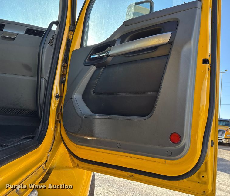 image for item ES5705 2020 Kenworth T680 semi truck