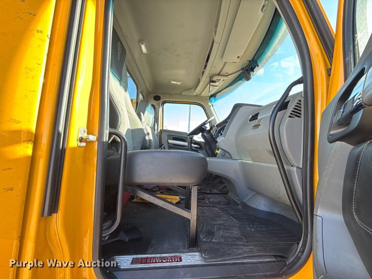 image for item ES5705 2020 Kenworth T680 semi truck