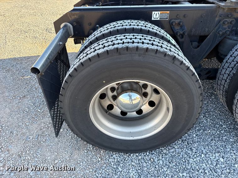 image for item ES5705 2020 Kenworth T680 semi truck