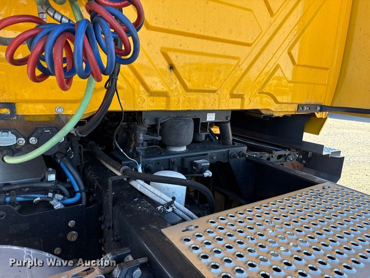 image for item ES5706 2021 International LT625 6X4 semi truck