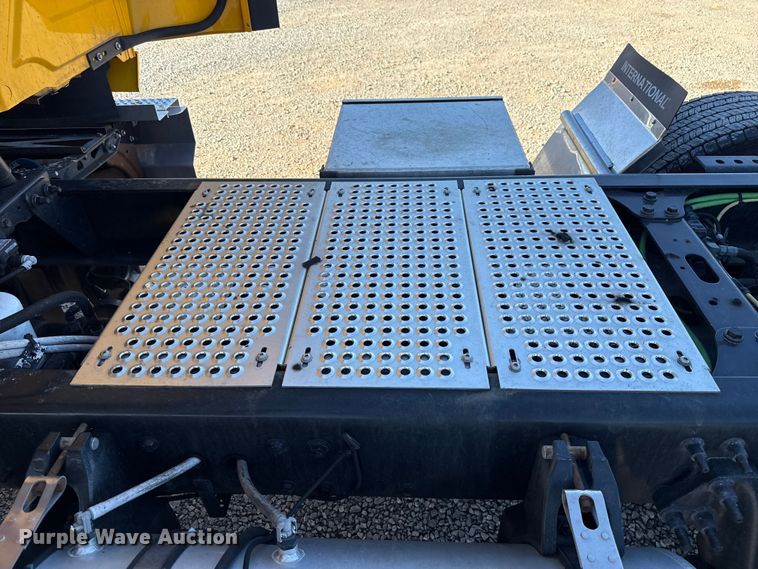 image for item ES5706 2021 International LT625 6X4 semi truck