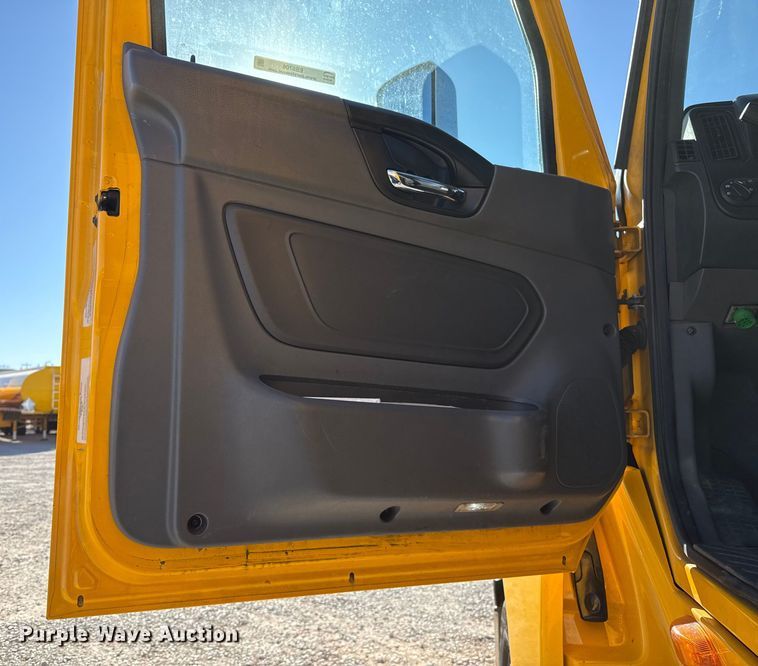 image for item ES5706 2021 International LT625 6X4 semi truck