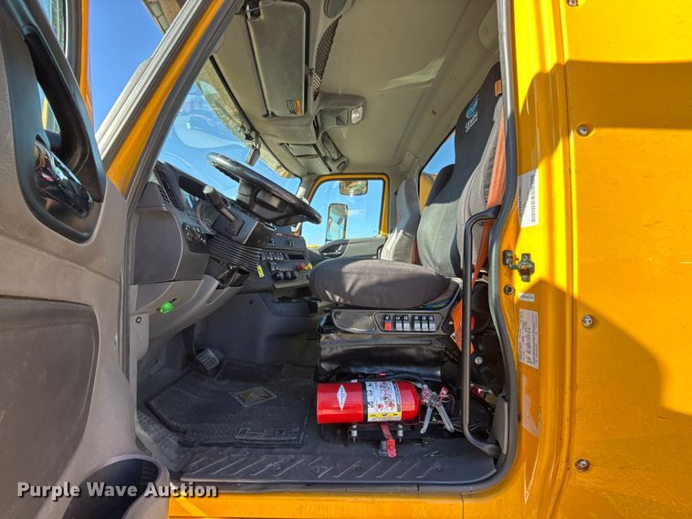 image for item ES5706 2021 International LT625 6X4 semi truck