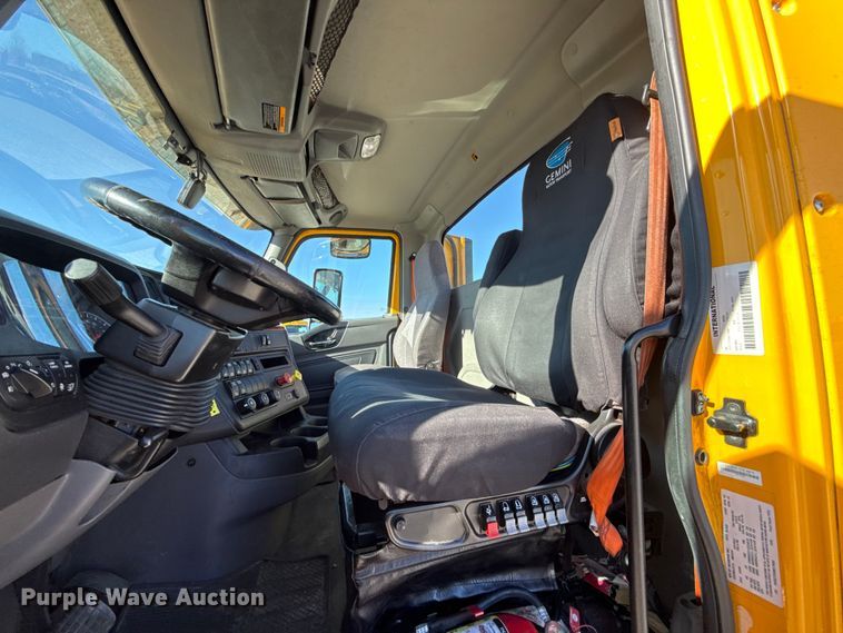 image for item ES5706 2021 International LT625 6X4 semi truck