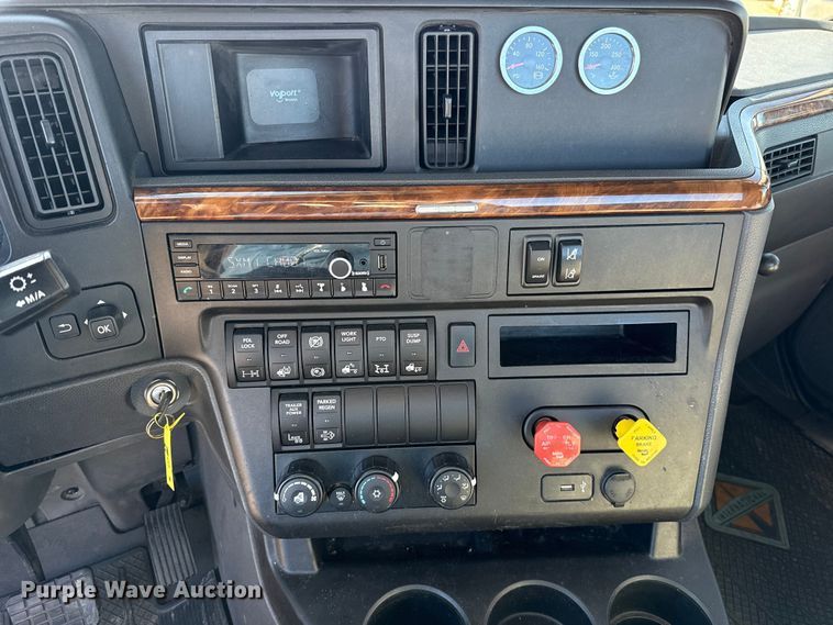 image for item ES5706 2021 International LT625 6X4 semi truck