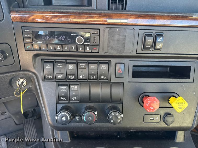 image for item ES5706 2021 International LT625 6X4 semi truck