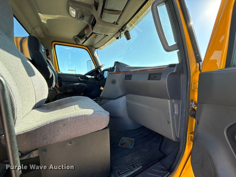 image for item ES5706 2021 International LT625 6X4 semi truck