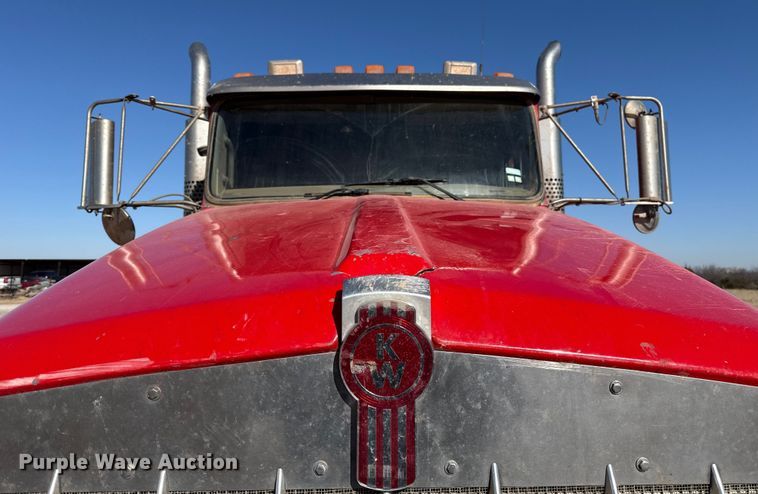 image for item ES5720 2011 Kenworth T800 semi truck