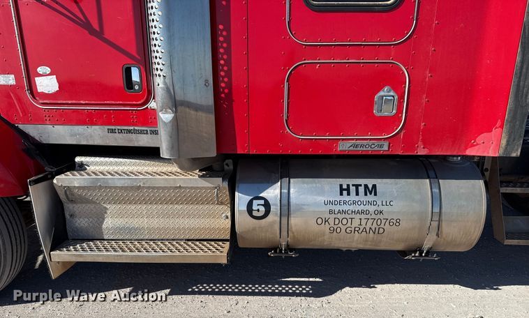 image for item ES5720 2011 Kenworth T800 semi truck