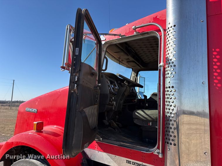 image for item ES5720 2011 Kenworth T800 semi truck