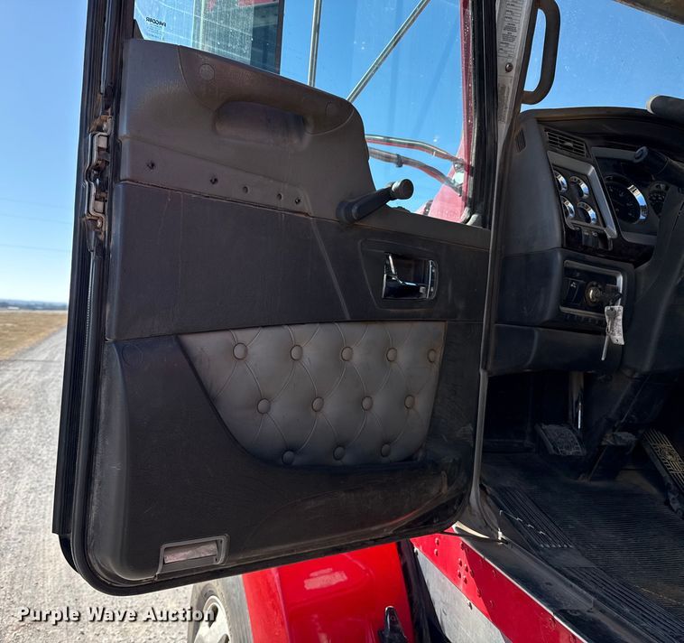 image for item ES5720 2011 Kenworth T800 semi truck