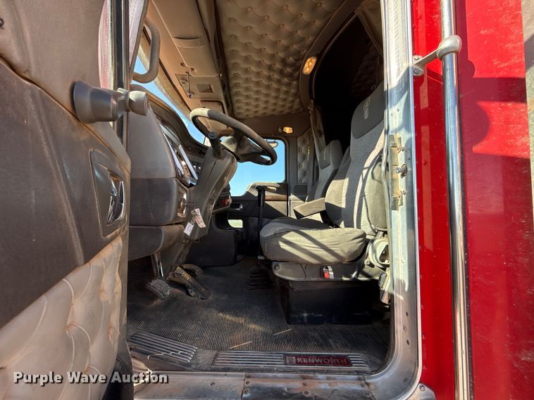 image for item ES5720 2011 Kenworth T800 semi truck