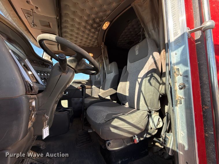 image for item ES5720 2011 Kenworth T800 semi truck