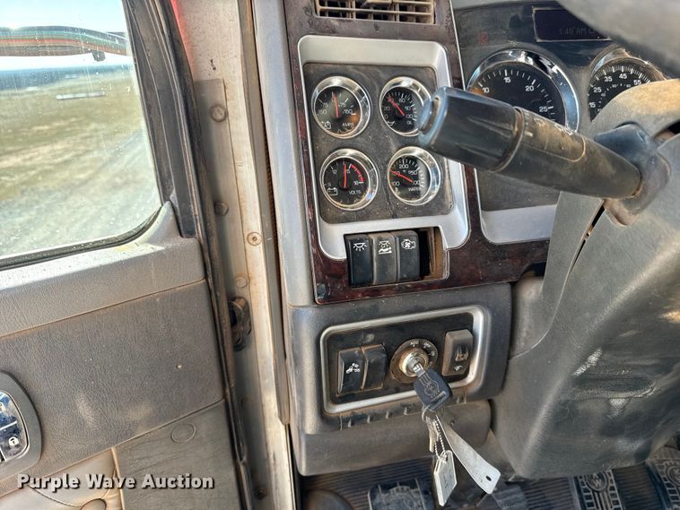 image for item ES5720 2011 Kenworth T800 semi truck