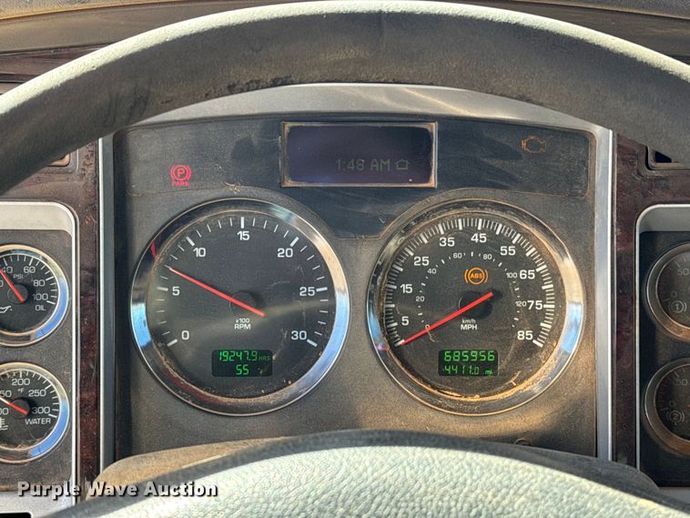 image for item ES5720 2011 Kenworth T800 semi truck