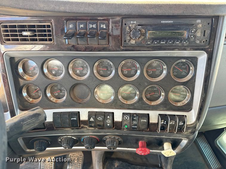 image for item ES5720 2011 Kenworth T800 semi truck