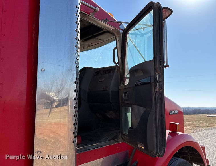 image for item ES5720 2011 Kenworth T800 semi truck