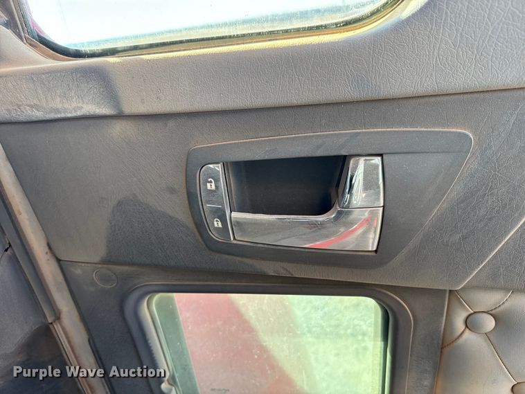 image for item ES5720 2011 Kenworth T800 semi truck