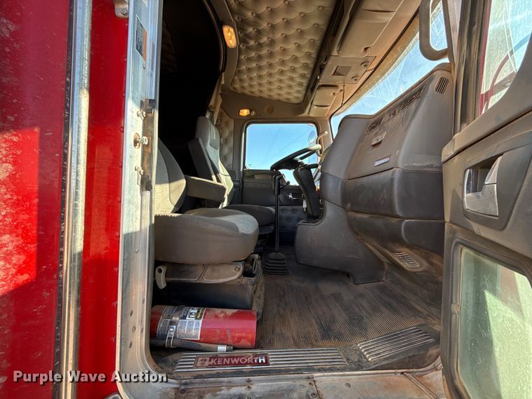 image for item ES5720 2011 Kenworth T800 semi truck