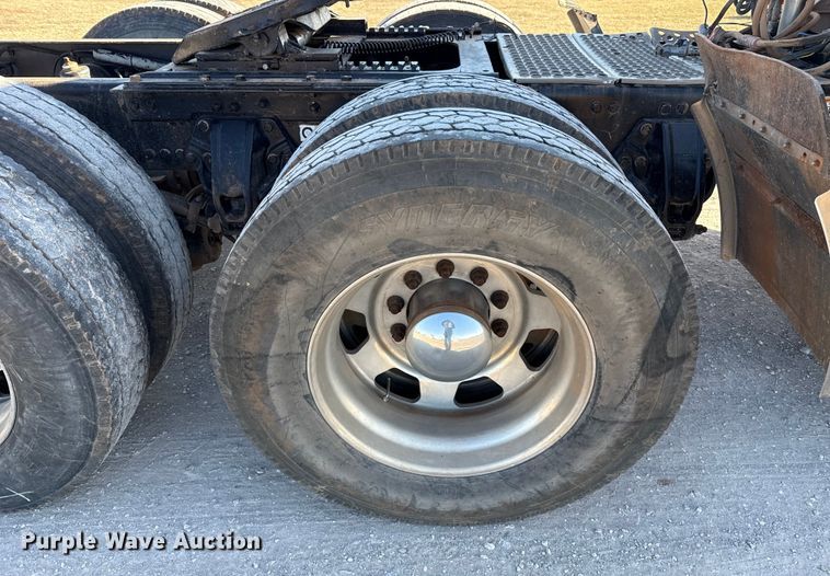 image for item ES5720 2011 Kenworth T800 semi truck