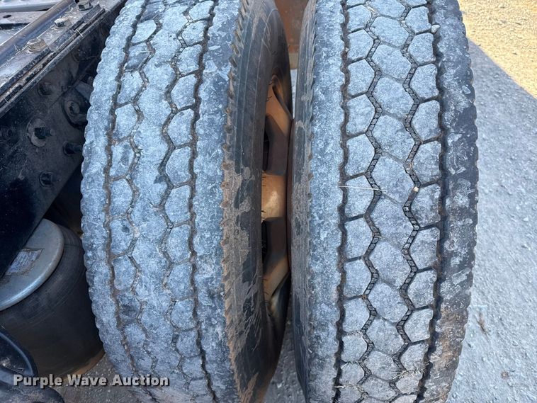 image for item ES5720 2011 Kenworth T800 semi truck