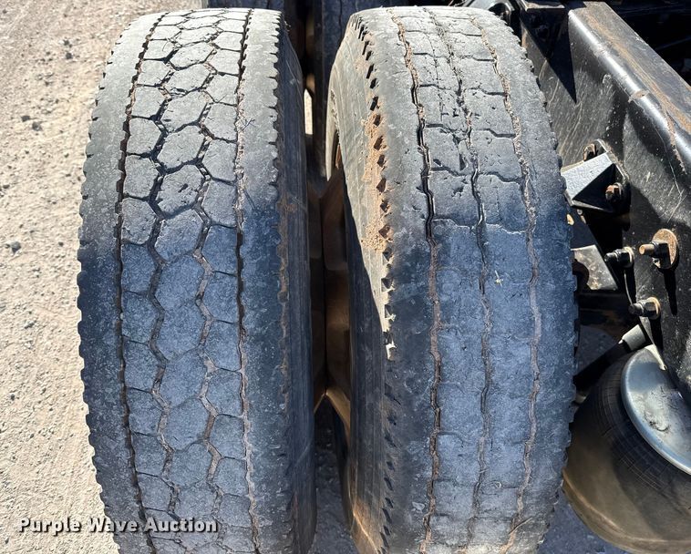 image for item ES5720 2011 Kenworth T800 semi truck