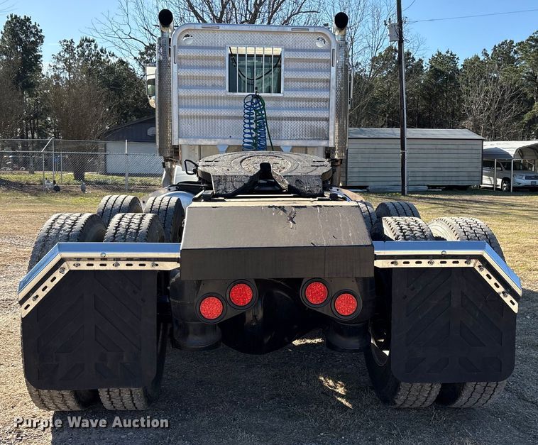 image for item ES8524 2009 Peterbilt 388 Truck tractor