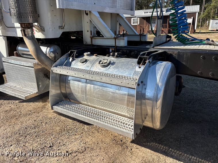 image for item ES8524 2009 Peterbilt 388 Truck tractor