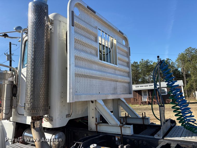 image for item ES8524 2009 Peterbilt 388 Truck tractor