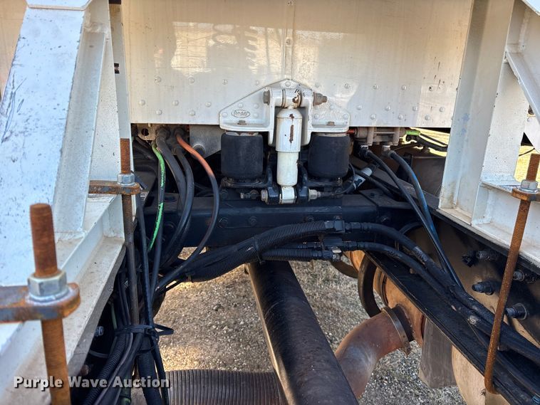 image for item ES8524 2009 Peterbilt 388 Truck tractor