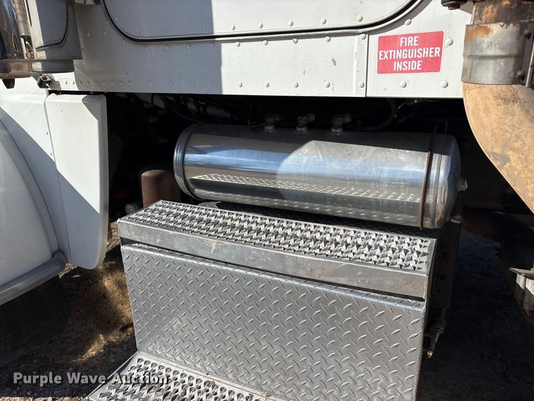 image for item ES8524 2009 Peterbilt 388 Truck tractor