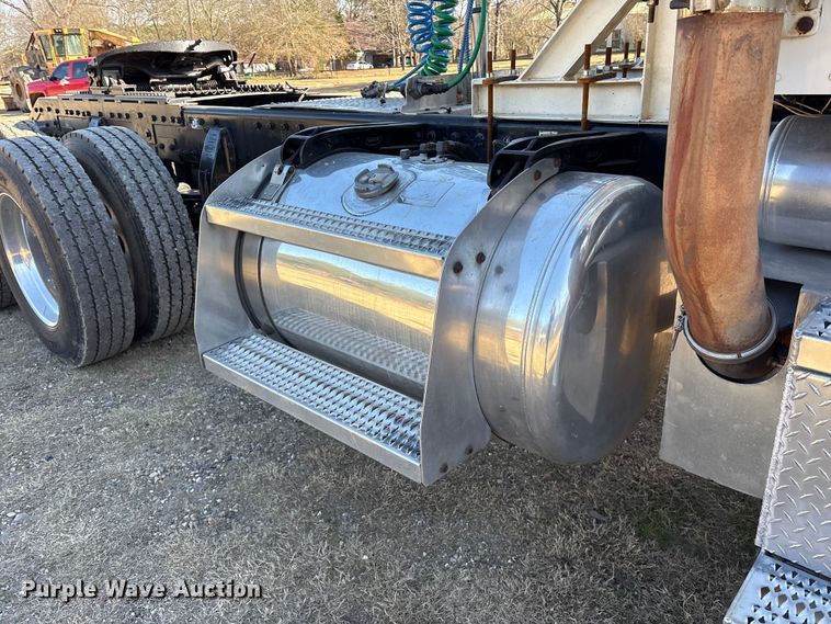 image for item ES8524 2009 Peterbilt 388 Truck tractor