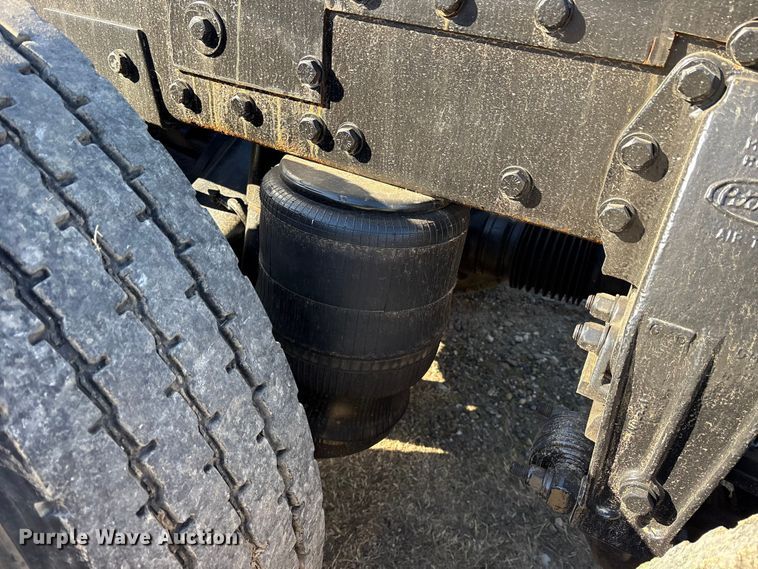 image for item ES8524 2009 Peterbilt 388 Truck tractor