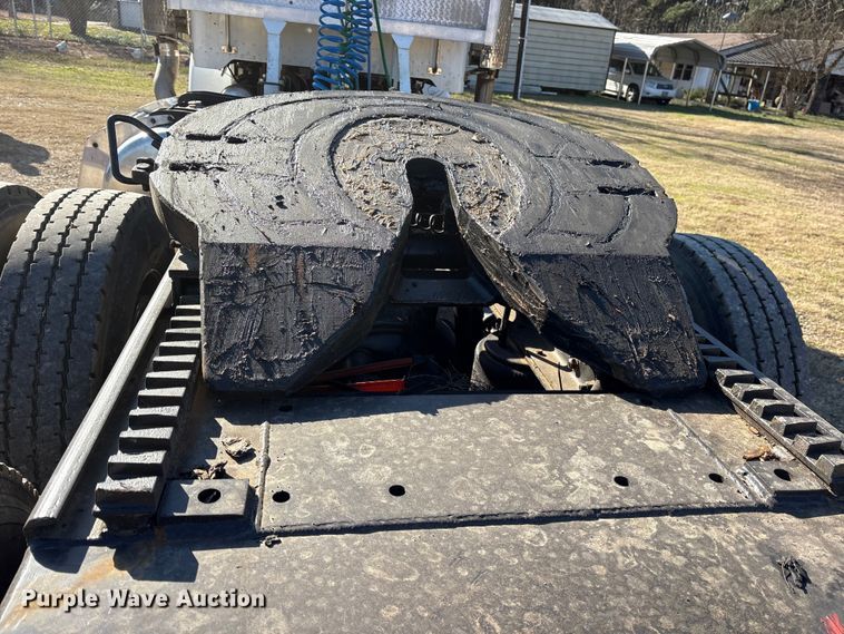 image for item ES8524 2009 Peterbilt 388 Truck tractor