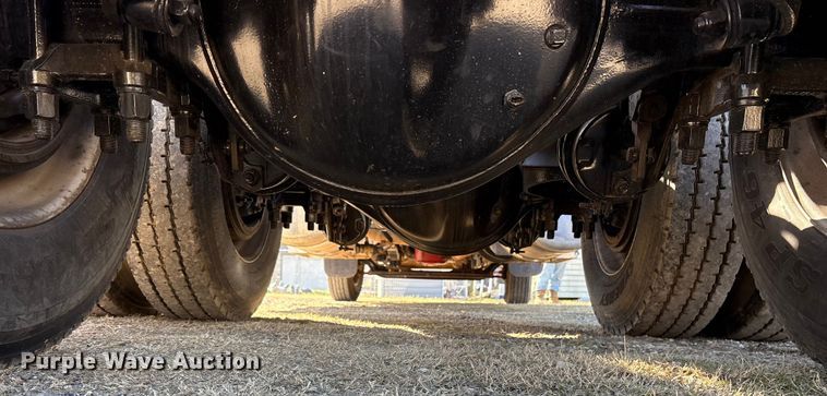 image for item ES8524 2009 Peterbilt 388 Truck tractor