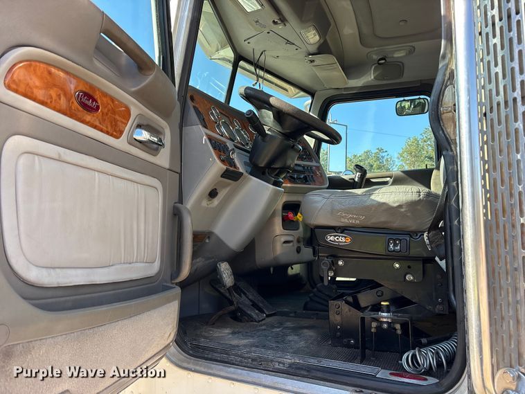 image for item ES8524 2009 Peterbilt 388 Truck tractor