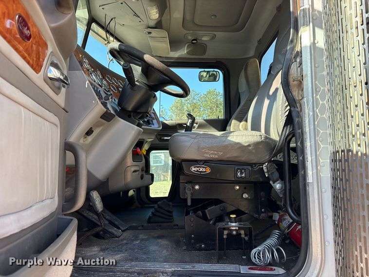 image for item ES8524 2009 Peterbilt 388 Truck tractor