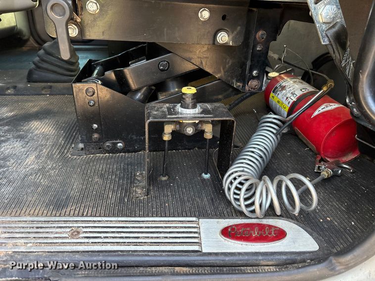 image for item ES8524 2009 Peterbilt 388 Truck tractor