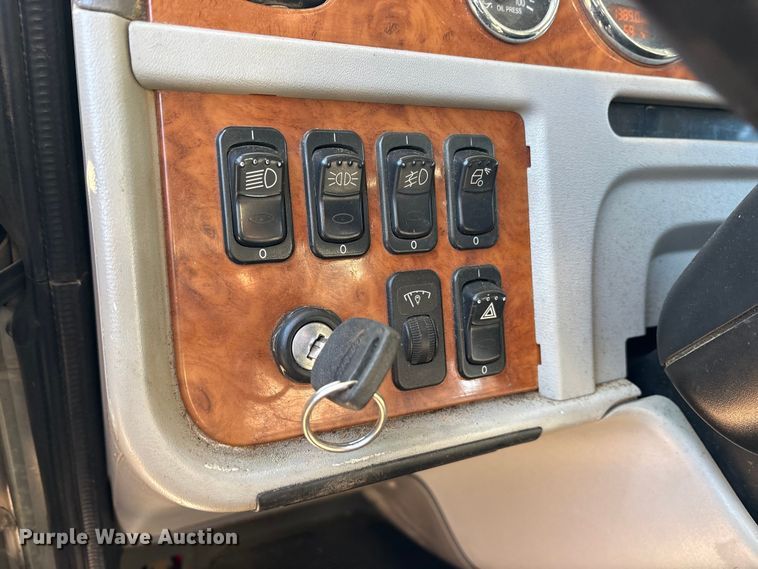 image for item ES8524 2009 Peterbilt 388 Truck tractor