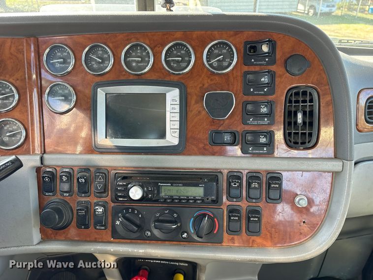 image for item ES8524 2009 Peterbilt 388 Truck tractor